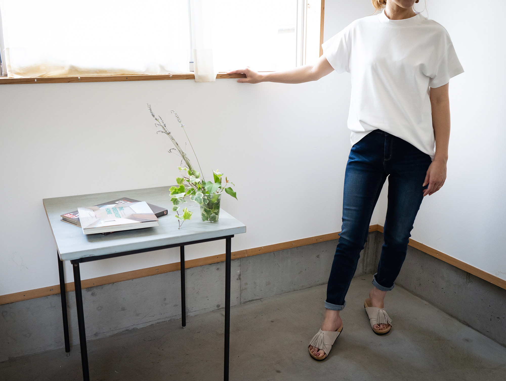 シンプルなコーデもどこか上品に。首の詰まり具合がイマドキなバイヤーいちおしの綿100%クルーネックTシャツ